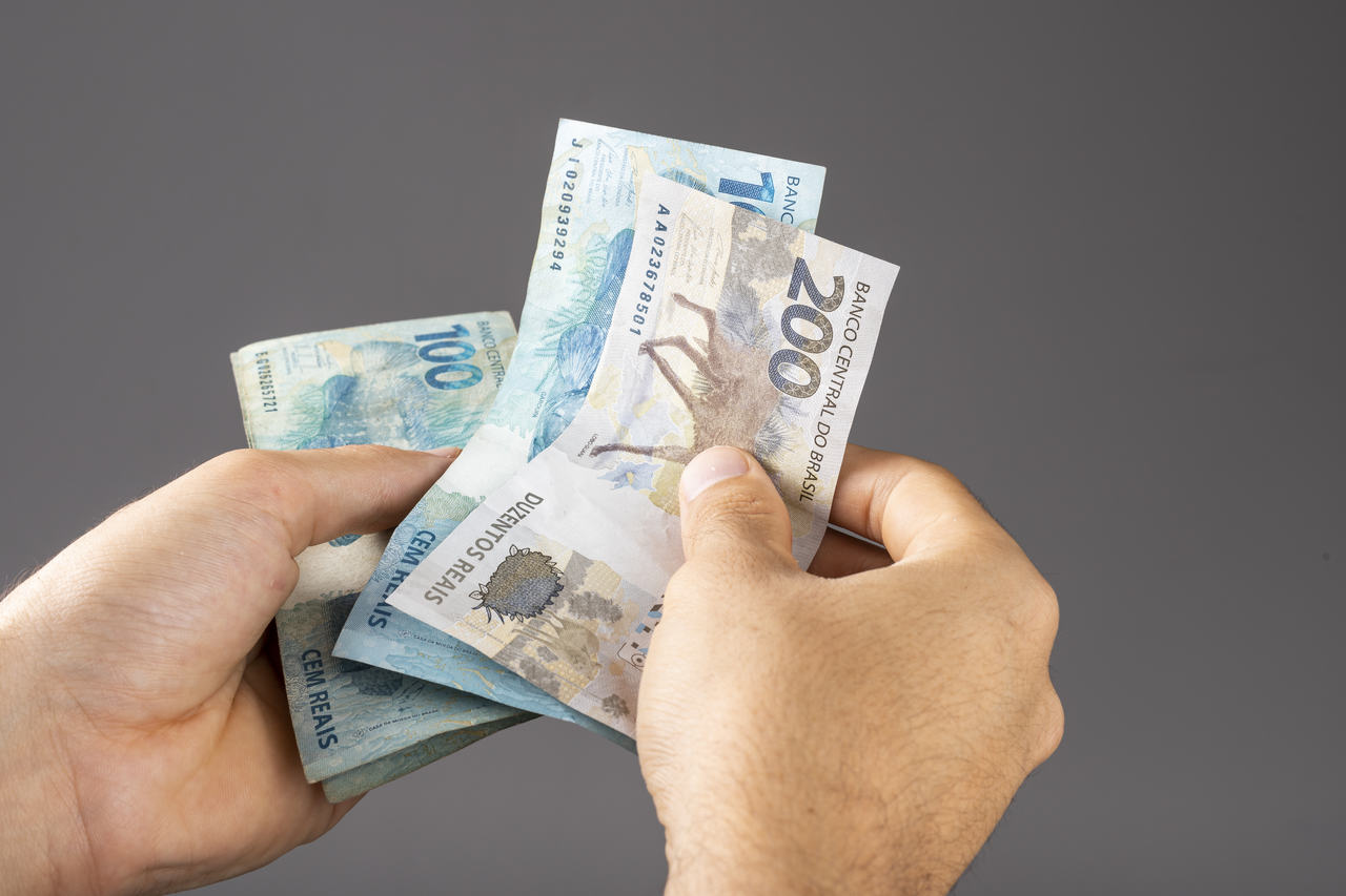 Jornal JA7 - Promulgada lei que fixa o valor do salário mínimo em R$ 1.212