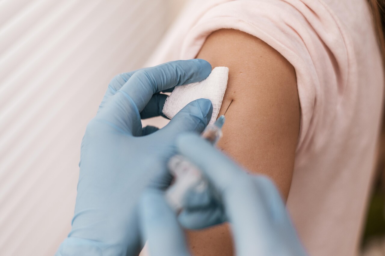 Jornal JA7 - Anvisa dá registro definitivo para vacina bivalente contra covid-19