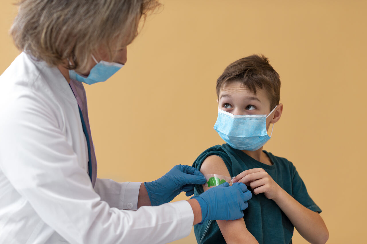 Jornal JA7 - Cobertura vacinal de crianças aumenta após queda durante pandemia