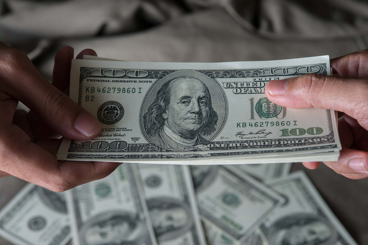 Jornal JA7 - Dólar cai para R$ 4,78 e aproxima-se da mínima do ano