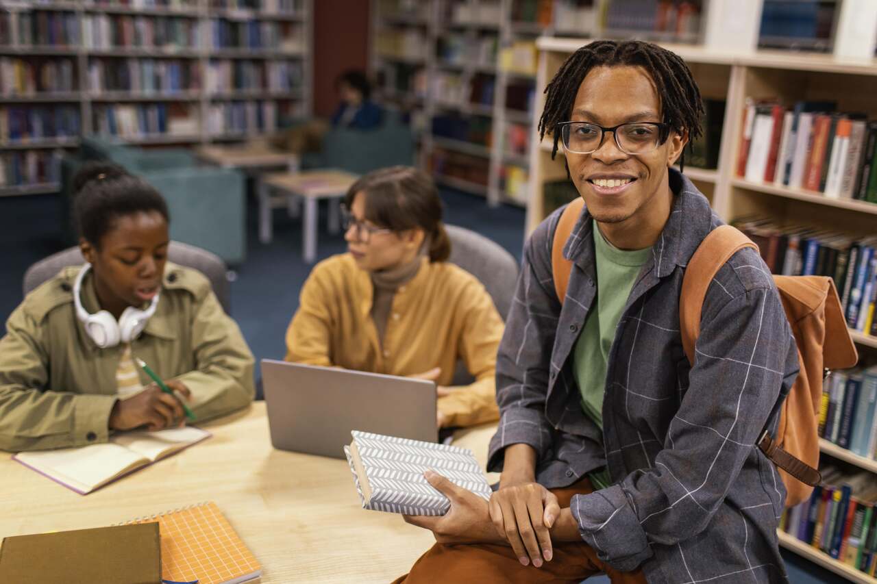 Jornal JA7 - Governo prepara ações para garantir que jovens terminem o ensino médio