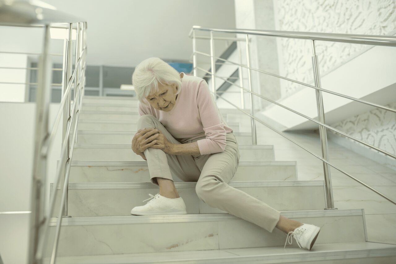 Hotelaria para Idosos Goiânia - Os perigos de escadas para pessoa idosa!
