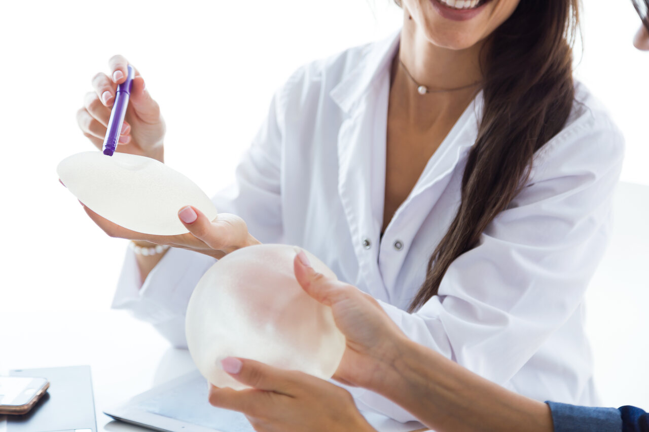 Qual a diferença entre prótese de silicone lisa, texturizada e de poliuretano?