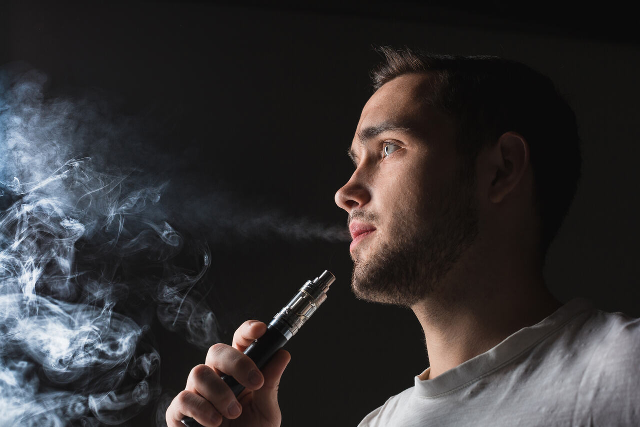 Você fuma cigarro eletrônico Saiba as consequências para a vida sexual